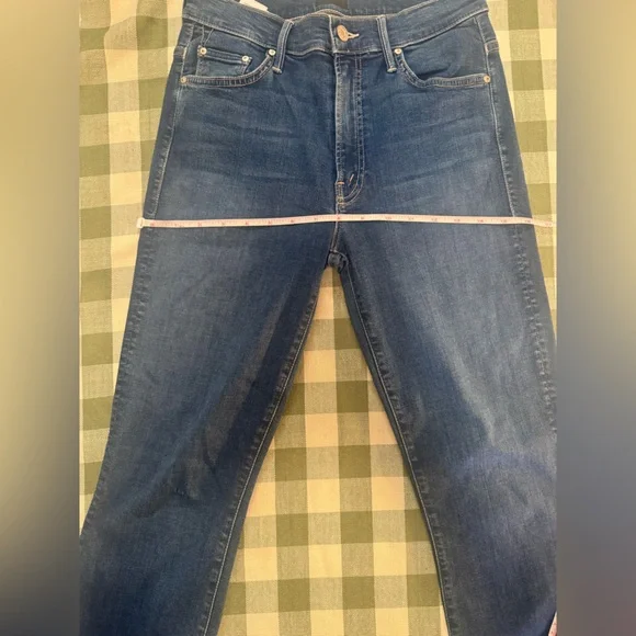 MOTHER The Insider Crop Hem Jeans in Trouble Maker - Picture 13 of 16